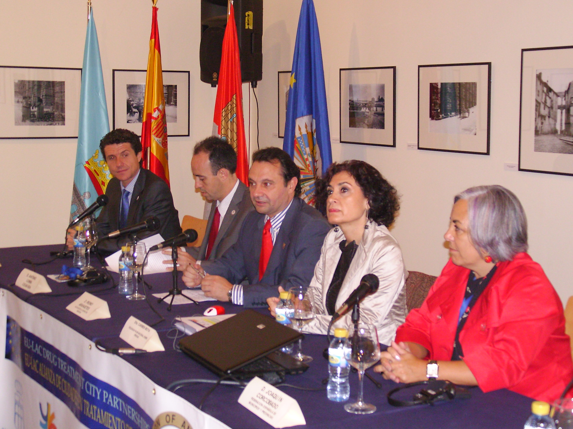 El Alcalde de Segovia,, Pedro Arahuetes, en el centro, con Carmen Maya, a su izquierda y otras participantes en el Seminario